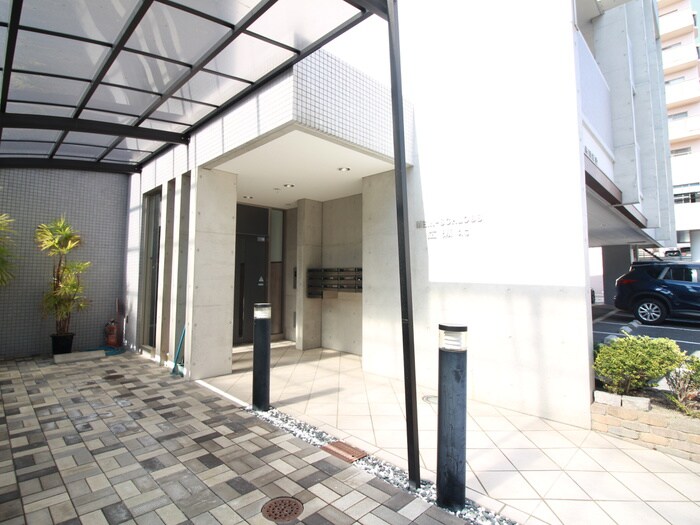 物件外観写真2　(エントランス部分)