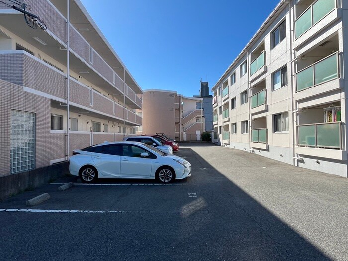 物件外観写真2　(駐車場)