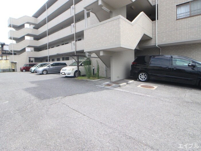 物件外観写真3　(駐車場)