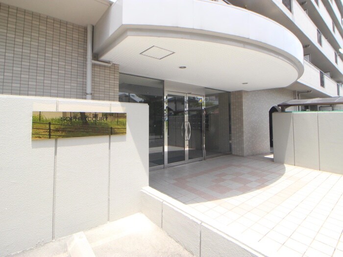 物件外観写真5　(エントランス部分)