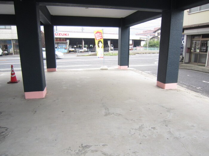 物件外観写真2　(駐車場)