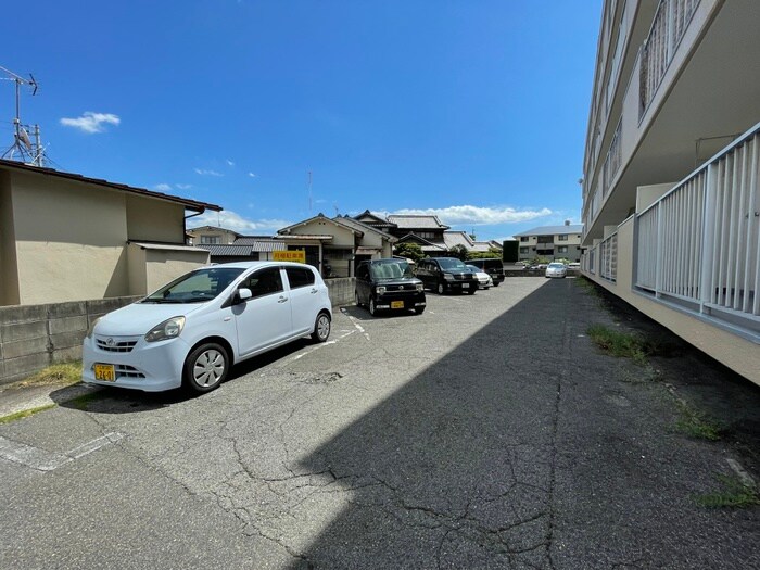 物件外観写真4　(駐車場)