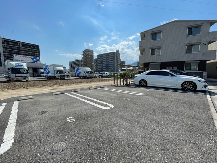 物件外観写真5　(駐車場)