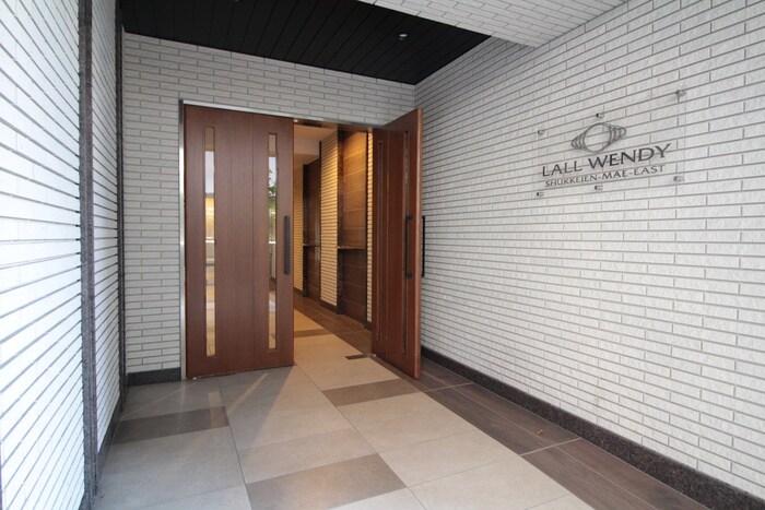 物件外観写真2　(エントランス部分)