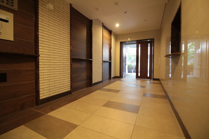 物件外観写真3　(エントランス部分)