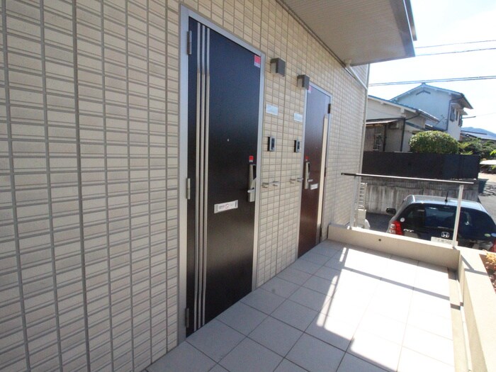 物件外観写真3　(エントランス部分)