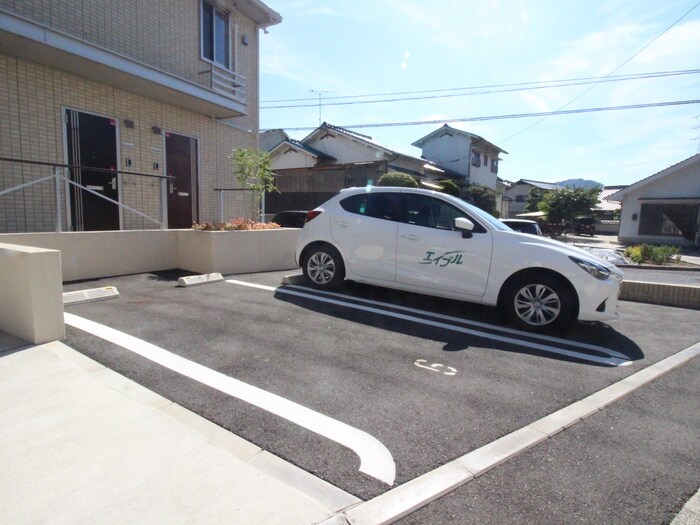 物件外観写真4　(駐車場)