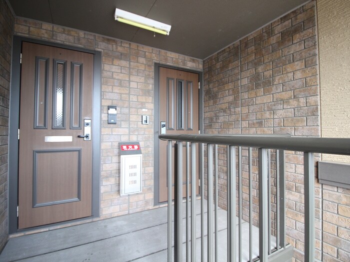 物件外観写真6　(エントランス部分)