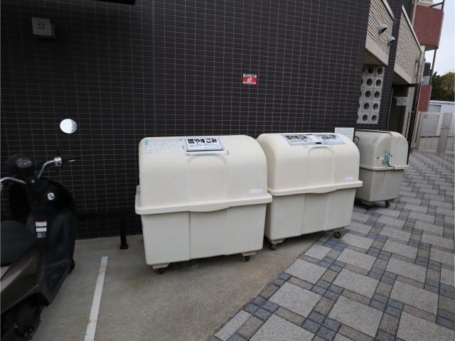 物件外観写真10　(ゴミ箱)