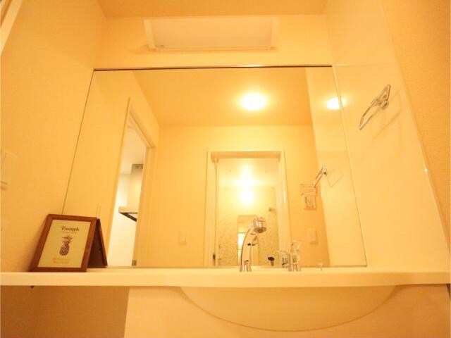 物件内観写真5　(収納付き三面鏡化粧台)