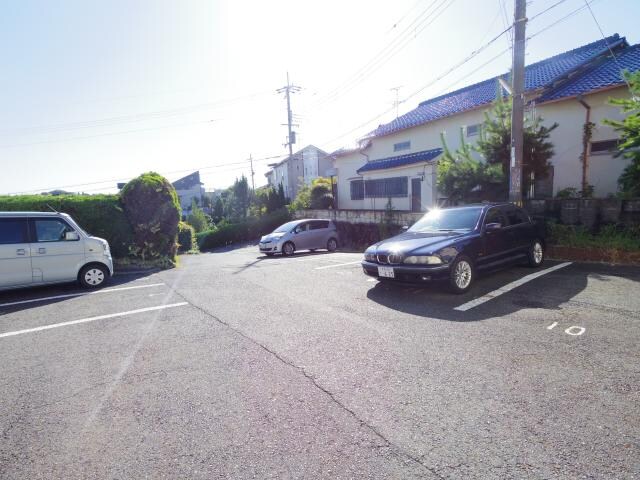 富雄駅 徒歩8分 2階の駐車場