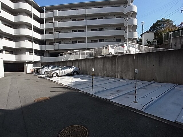 富雄駅 徒歩1分 5階の駐車場