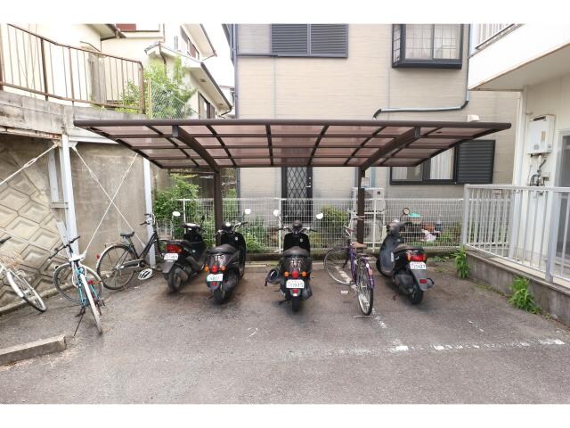 富雄駅 徒歩4分 1階の駐輪場