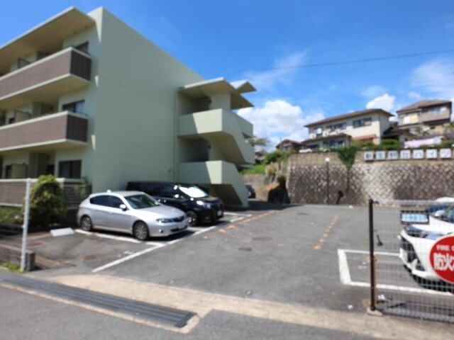 生駒駅 バス7分　松美台下車：停歩1分 1階の駐車場