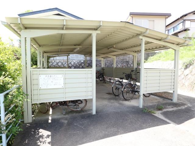 生駒駅 バス7分　松美台下車：停歩1分 1階の駐輪場