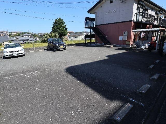 奈良県生駒市西松ケ丘 ハイツ 1階の駐車場