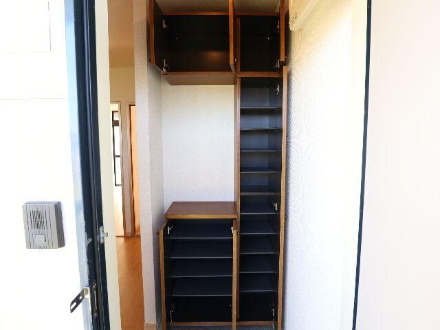 奈良県生駒市西松ケ丘 ハイツ 1階の玄関周り