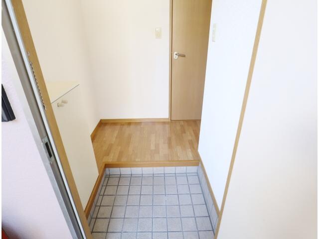奈良県生駒市東旭ケ丘 ハイツ 1階の玄関周り