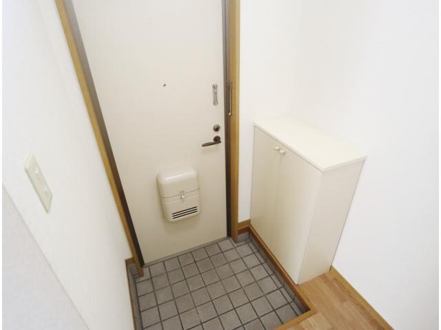 奈良県生駒市東旭ケ丘 ハイツ 1階の玄関周り