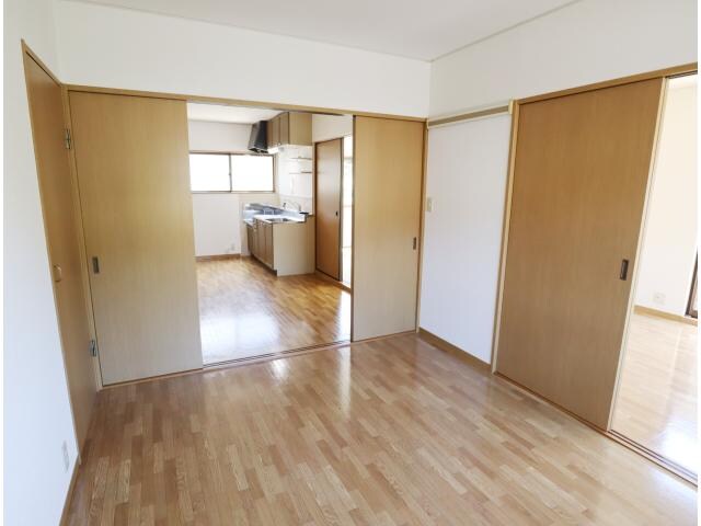 奈良県生駒市東旭ケ丘 ハイツ 1階の居室