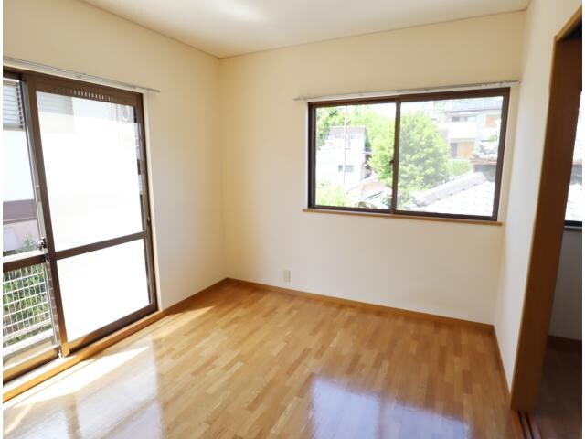 奈良県生駒市東旭ケ丘 ハイツ 1階の居室