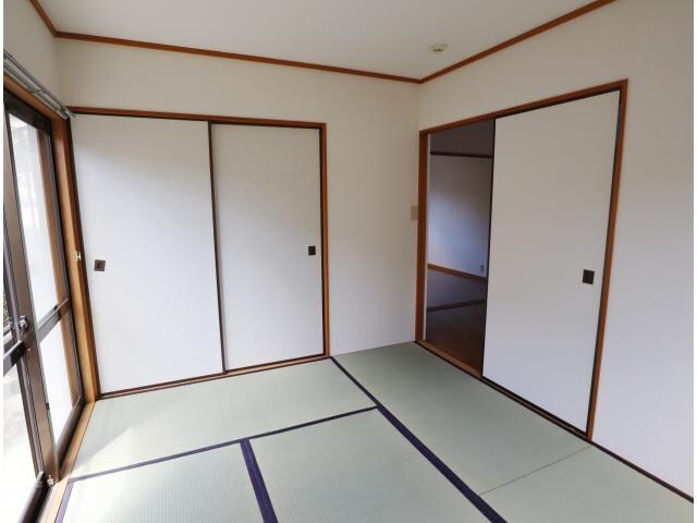 奈良県生駒市東旭ケ丘 ハイツ 1階の居室