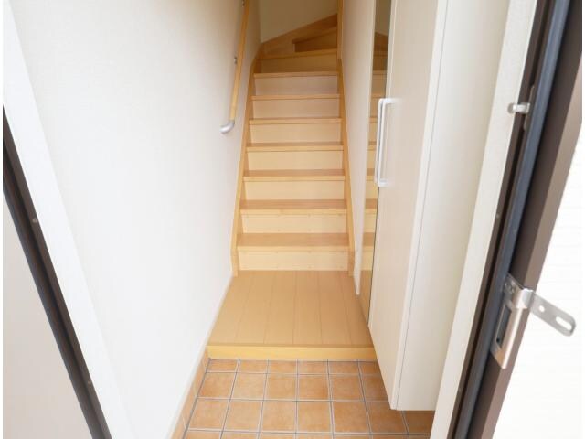 生駒駅 バス11分　新生駒台北口下車：停歩7分 2階の玄関周り