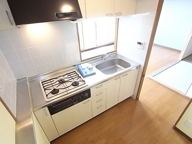 物件内観写真5　(3口システムキッチン)