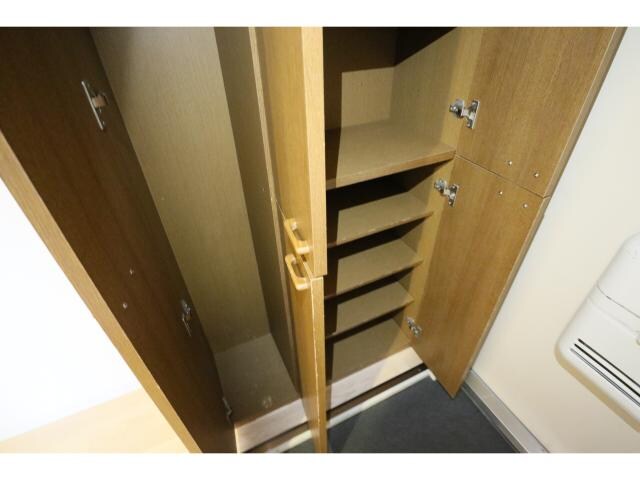 奈良県北葛城郡広陵町馬見中2丁目 ハイツ 2階の玄関周り