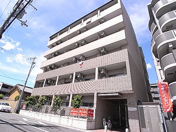 外観(すぐ近くにスーパーがあるのも便利)