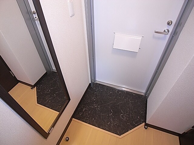 香芝駅 徒歩16分 3階の玄関周り