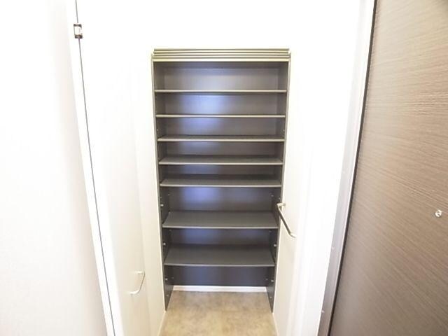 香芝駅 徒歩12分 2階の玄関周り