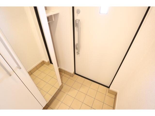 五位堂駅 徒歩23分 1階の玄関周り