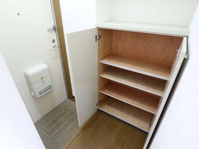 尼ケ辻駅 徒歩12分 1階の玄関周り