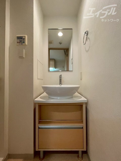 物件内観写真11　(おしゃれな洗面台です。)