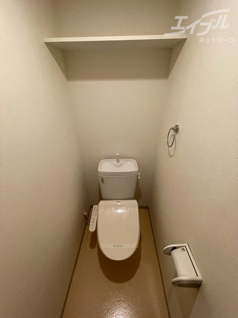 物件内観写真12　(収納付きのトイレです。)