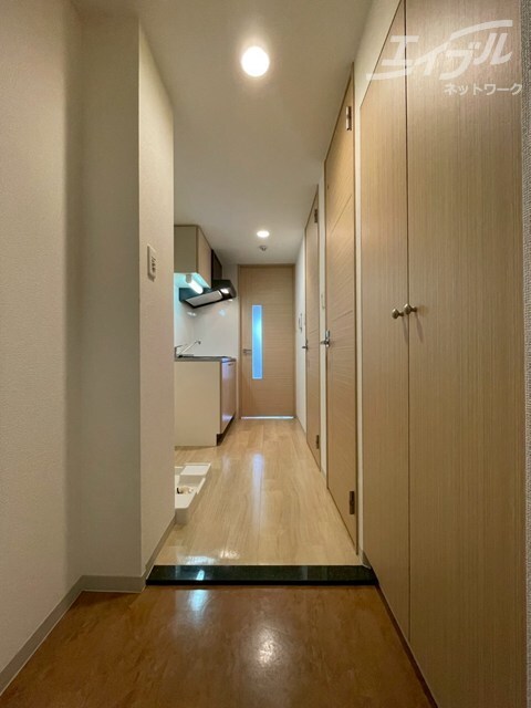 物件内観写真14　(綺麗な玄関です。)