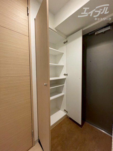 物件内観写真22　(大きなシューズボックスがあります。)
