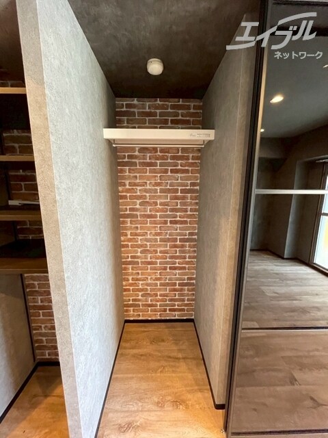 物件内観写真15　(奥行きのある収納スペースです)