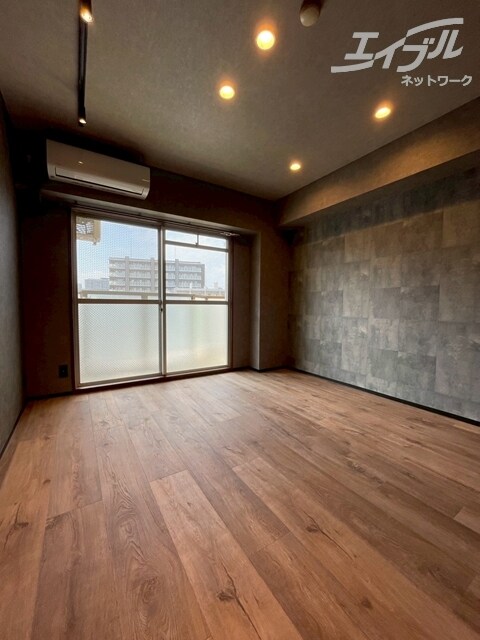 物件内観写真18　(洋室色合いオシャレです)