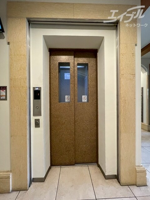 物件外観写真2　(エレディータ一基完備です。)