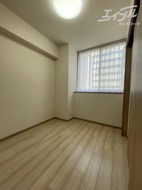 物件内観写真13　(洋室には大きい窓があります。日当たり良好です。)