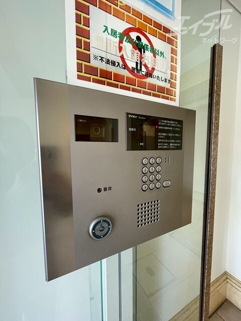 物件外観写真9　(オートロック完備です。)