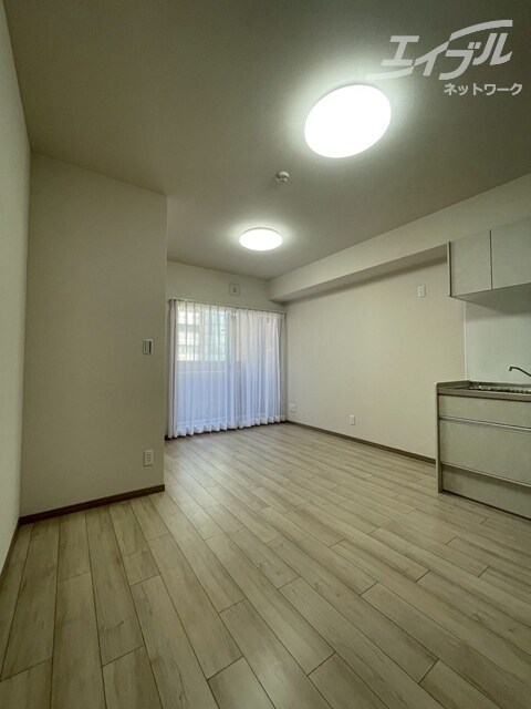 物件内観写真16　(リビング白基調です。)