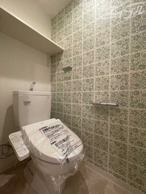 物件内観写真11　(上に便利な収納付きです！)