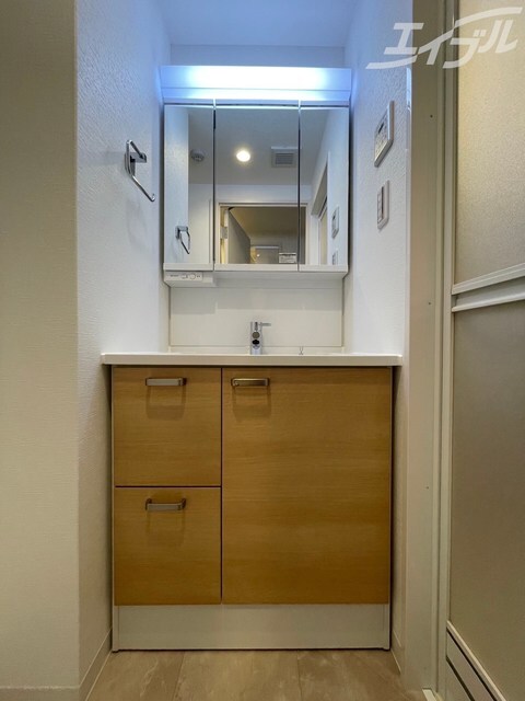 物件内観写真17　(暖色の洗面台になります！！)