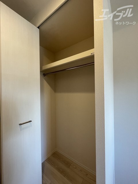 物件内観写真19　(広々クローゼットです！)