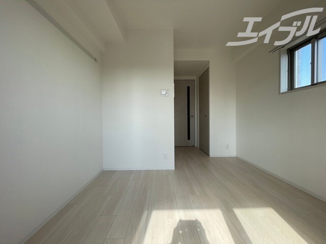 物件内観写真17　(側面に小窓あり！採光良し！)