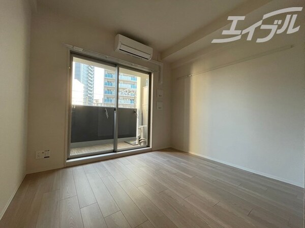 居室(白基調のお部屋になります。)