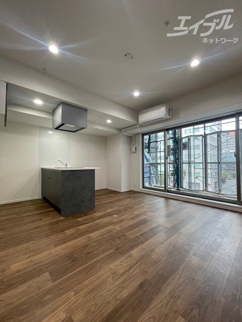 物件内観写真18　(広いリビング)